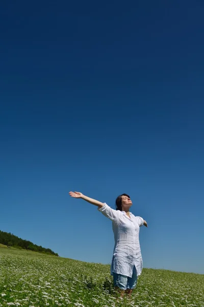 Joven mujer feliz en el campo verde —  Fotos de Stock