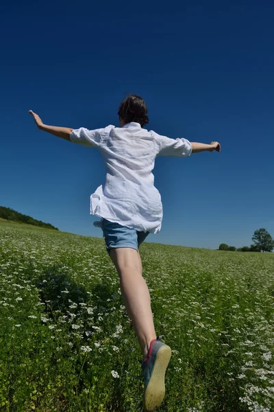 Giovane donna felice in campo verde — Foto Stock