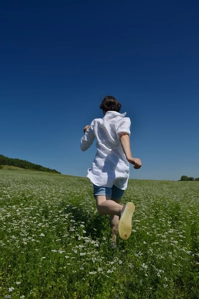 Jeune femme heureuse dans le champ vert — Photo