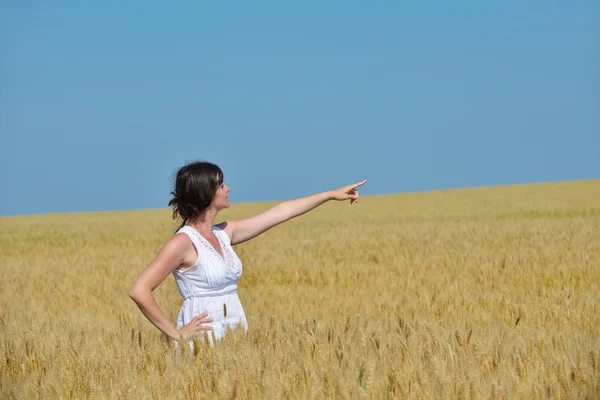 Νεαρή γυναίκα στον αγρό σιταριού το καλοκαίρι — Φωτογραφία Αρχείου