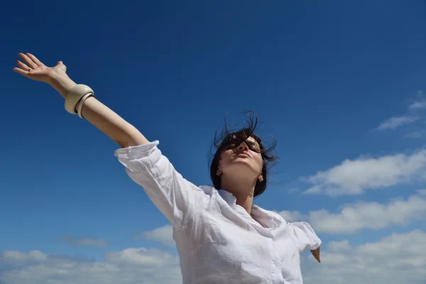 Mujer joven con brazos extendidos al cielo — Foto de Stock