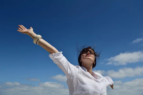 Mujer joven con brazos extendidos al cielo —  Fotos de Stock