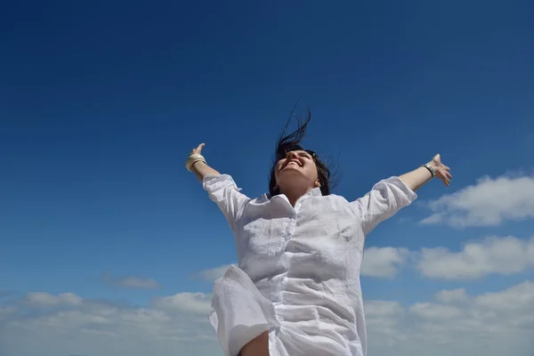 Young woman with spreading arms to sky — Stock Photo, Image