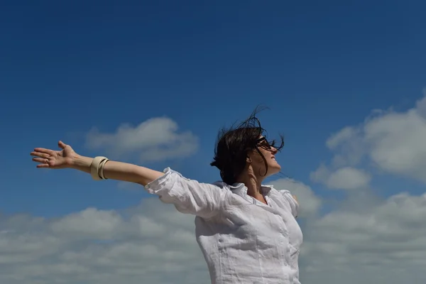 Giovane donna con braccia aperte al cielo — Foto Stock