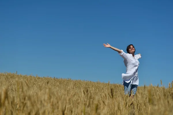 Young woman in wheat field at summer — Stock Photo, Image