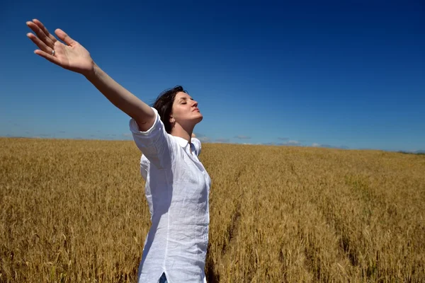 Mujer joven en el campo de trigo en verano —  Fotos de Stock