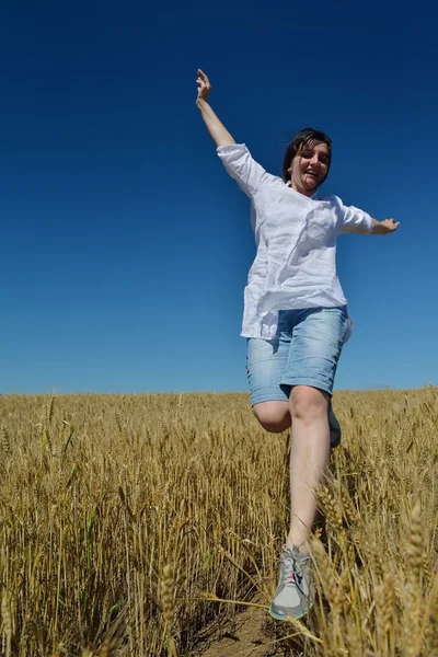 Giovane donna nel campo di grano in estate — Foto Stock