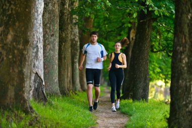 genç bir çift koşu