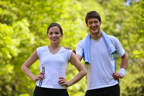 Пара робить вправи після бігу — стокове фото