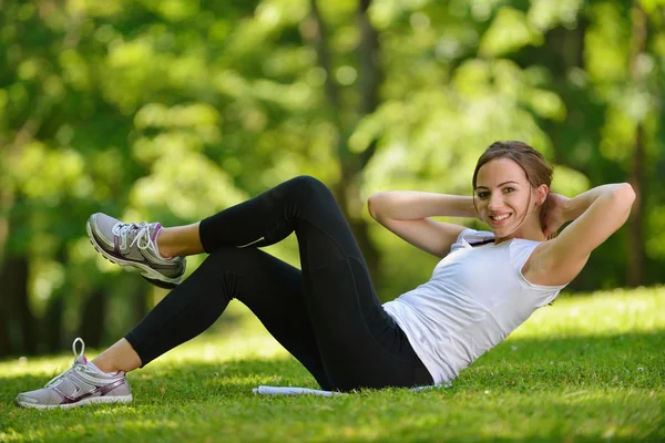 Jong koppel joggen — Stockfoto