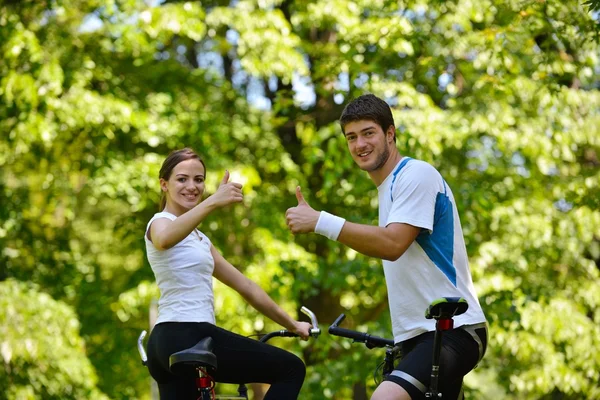 Feliz casal ridine bicicleta ao ar livre — Fotografia de Stock
