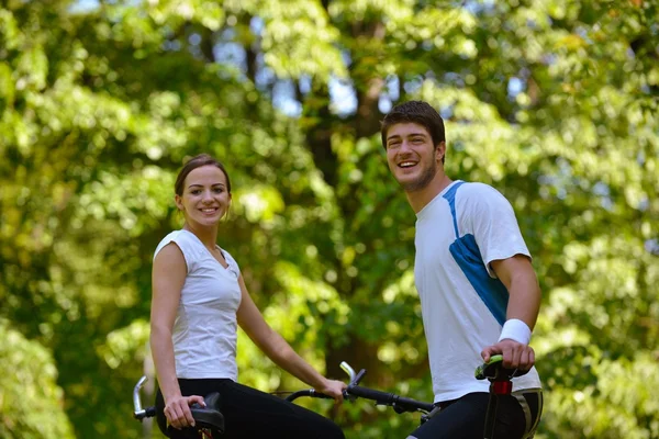 Glückliches Paar fährt Fahrrad im Freien — Stockfoto