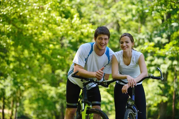 Gelukkige paar ridine fiets buitenshuis — Stockfoto