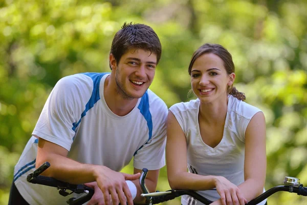 Happy couple ridine bicycle outdoors — Stock Photo, Image