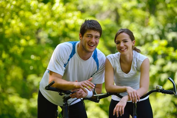 Coppia felice ridine bicicletta all'aperto — Foto Stock