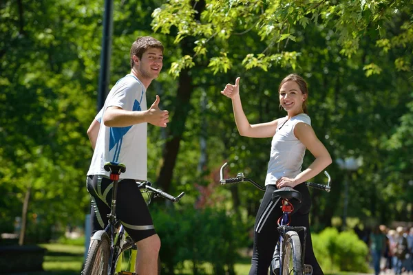 Feliz casal ridine bicicleta ao ar livre — Fotografia de Stock