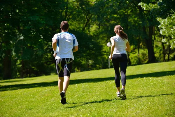 Jovem casal jogging — Fotografia de Stock