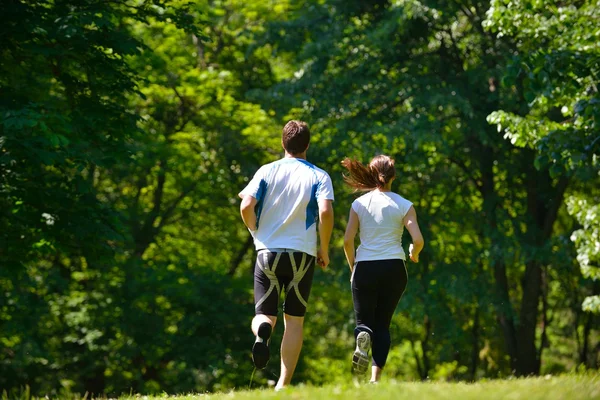 Jovem casal jogging — Fotografia de Stock