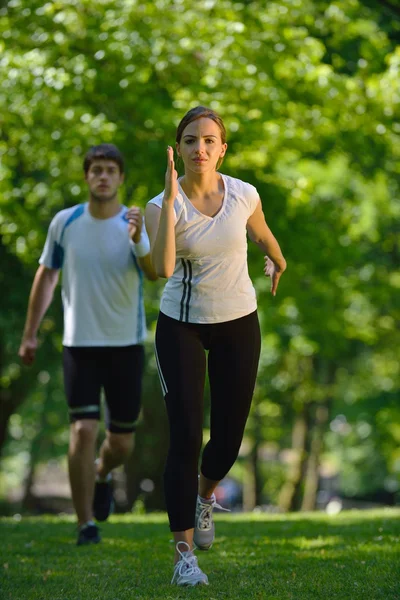 Jovem casal jogging — Fotografia de Stock