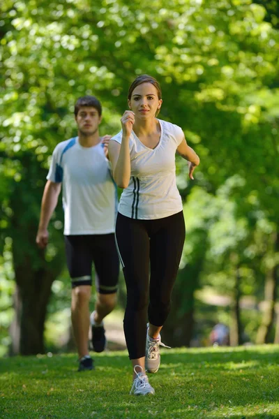 Junges Paar beim Joggen — Stockfoto