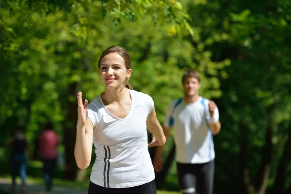 Młoda para joggingu — Zdjęcie stockowe