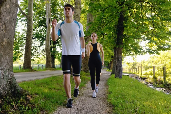 Jong koppel joggen — Stockfoto