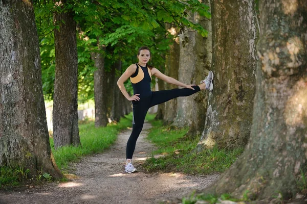 Frau dehnt sich vor Fitness — Stockfoto