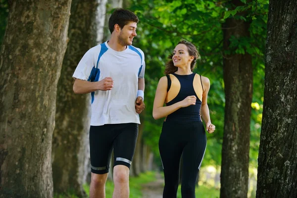 Pareja joven trotando — Foto de Stock