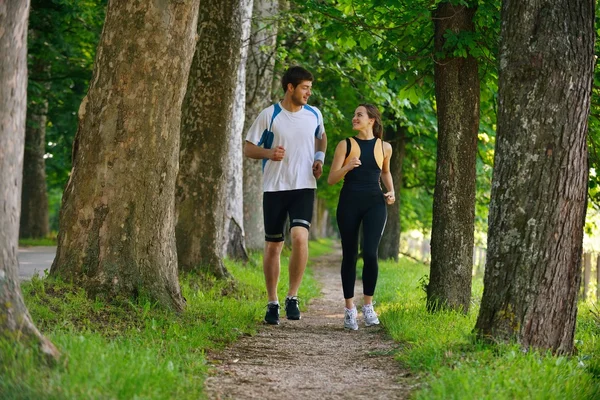 Jovem casal jogging — Fotografia de Stock