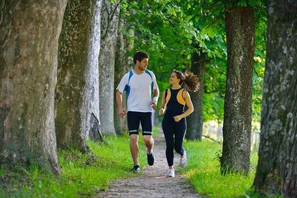 Jovem casal jogging — Fotografia de Stock