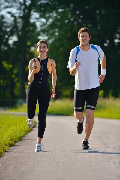 Jong koppel joggen — Stockfoto