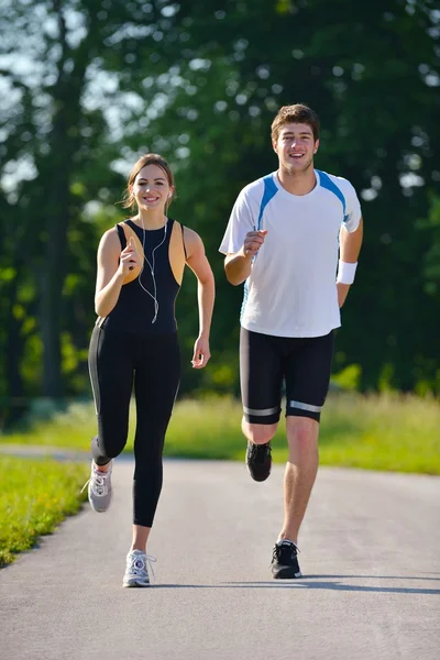 Jong koppel joggen — Stockfoto