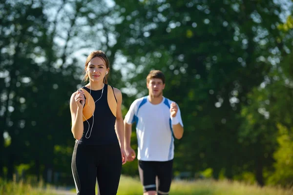 Jovem casal jogging — Fotografia de Stock