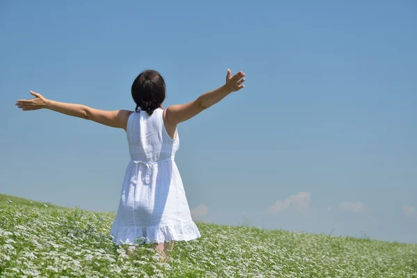 Joven mujer feliz en el campo verde —  Fotos de Stock