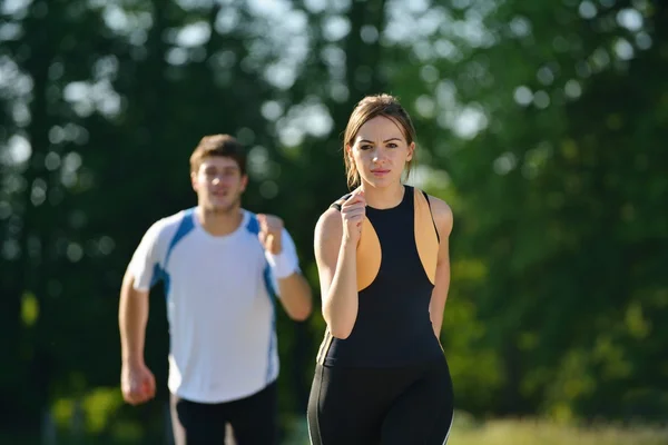 Giovane coppia jogging — Foto Stock