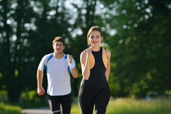 Giovane coppia jogging — Foto Stock