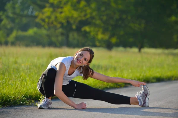 Vrouw die zich uitstrekt voordat fitness — Stockfoto