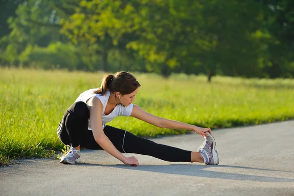 Kadın fitness önce germe — Stok fotoğraf