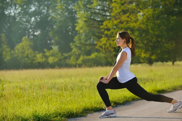 Kobieta rozciąganie przed fitness — Zdjęcie stockowe