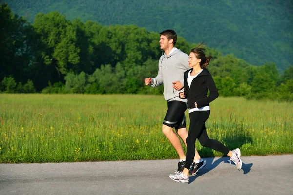 Jovem casal jogging — Fotografia de Stock