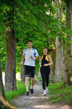 genç bir çift koşu