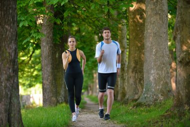 genç bir çift koşu