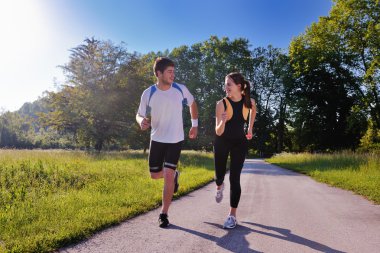 genç bir çift koşu