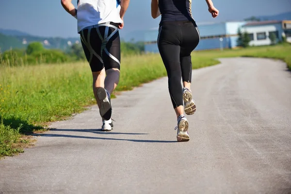 Jovem casal jogging — Fotografia de Stock