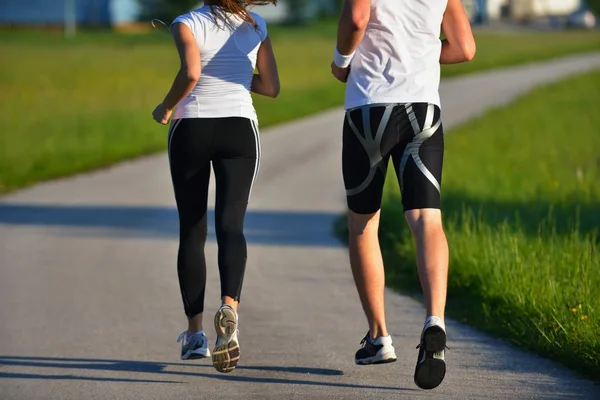 Ungt par jogging — Stockfoto