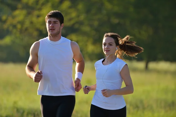 Genç bir çift koşu — Stok fotoğraf