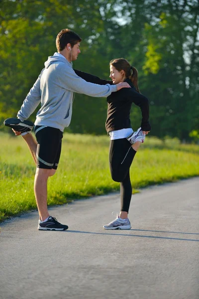 Par som stretchar efter jogging — Stockfoto