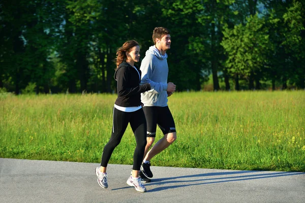 慢跑对年轻夫妇 — 图库照片