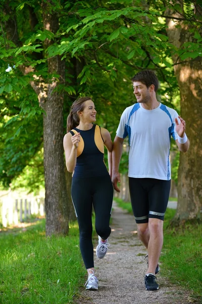 Jong koppel joggen — Stockfoto