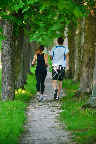 Pasangan muda joging — Stok Foto